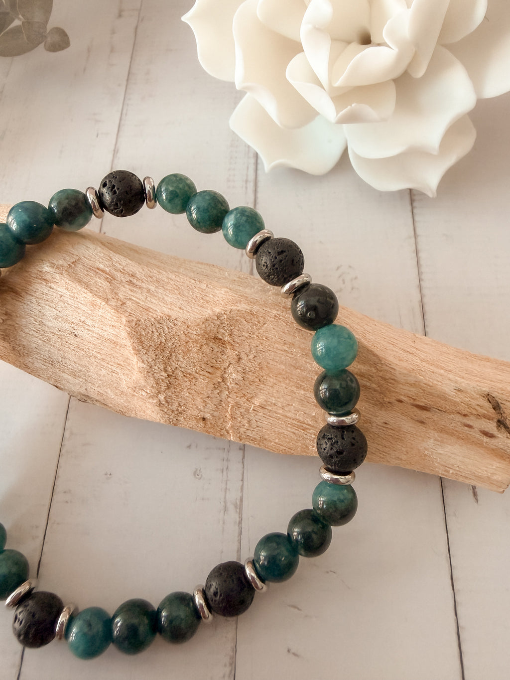 Meeresbrise – Handgefertigtes Apatit & Lavastein Edelsteinarmband
