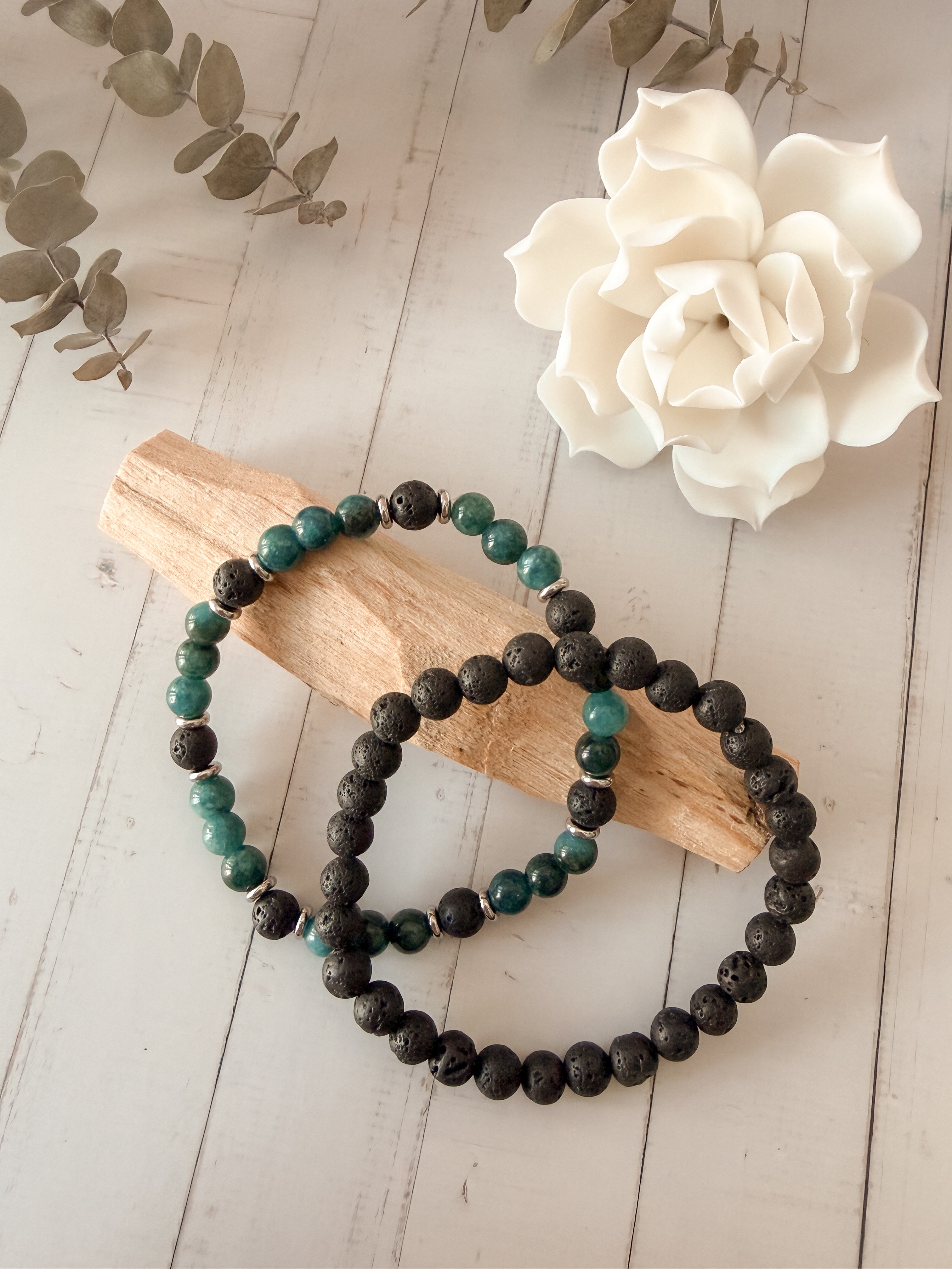 Meeresbrise – Handgefertigtes Apatit & Lavastein Edelsteinarmband