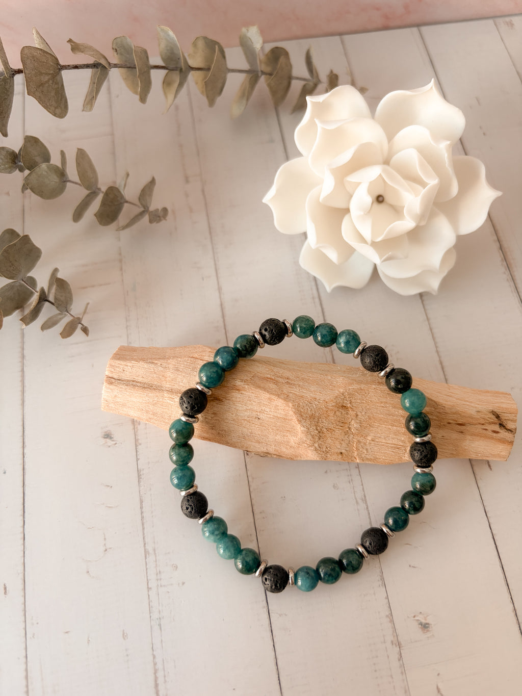 Meeresbrise – Handgefertigtes Apatit & Lavastein Edelsteinarmband