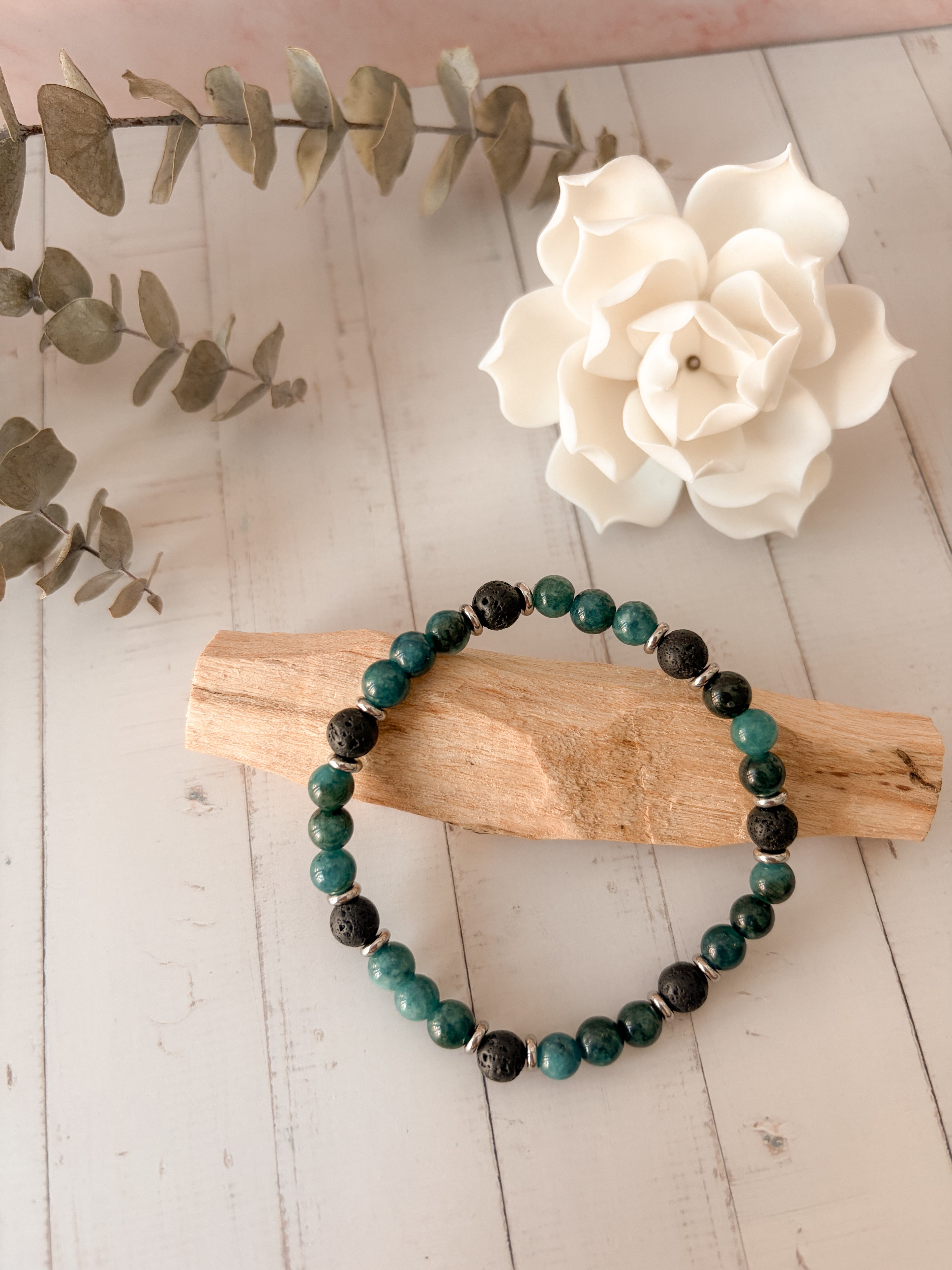 Meeresbrise – Handgefertigtes Apatit & Lavastein Edelsteinarmband